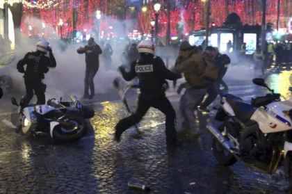 Guvernul francez acuza "forte straine" ca ar sustine miscarea vestelor galbene