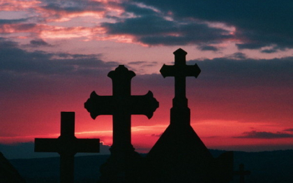 Zidul unui cimitir, izolat termic de muncitori. Imaginea surprinsa in Romania. FOTO