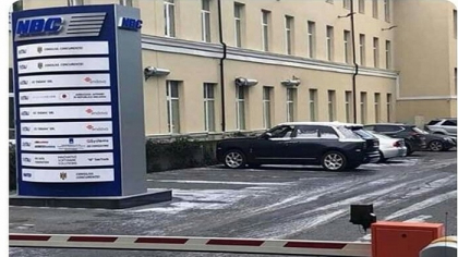 In vizita la democrati sau la procurori? Rolls-Royce Cullinan, primul SUV din istoria marcii britanice, care a fost adus in Moldova, surprins langa noul sediu al Procuraturii Generale si cel al PD - FOTO