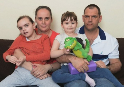 Destin tragic pentru un cuplu din Marea Britanie. Le-au murit toti cei 4 copii din cauza unei boli rare: "Mi s-a spus sa ma sterilizez" - FOTO Destin tragic pentru un cuplu din Marea Britanie. Le-au murit toti cei 4 copii din cauza unei boli rare: "Mi s-a spus sa ma sterilizez" - FOTO
