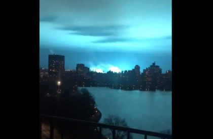 Lumina albastra stranie pe cerul New Yorkului. "Au venit extraterestrii" - VIDEO