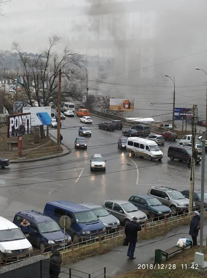 Incendiu la un service auto din centrul capitalei. Pompierii, la fata locului - FOTO