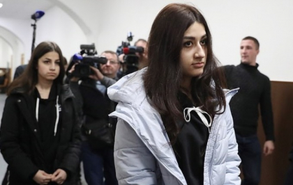 Ce s-a intamplat cu cele 3 surori din Rusia, care si-au injunghiat mortal tatal