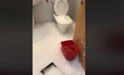 Cosmarul unei femei din Bucuresti. In baie ii refuleaza cantitati uriase de apa cu spuma - VIDEO