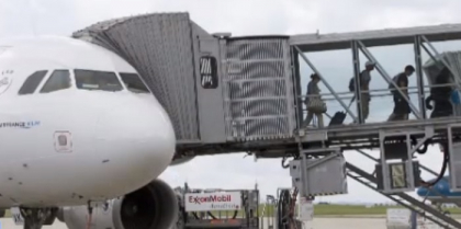 Burduful care conecta un avion de un terminal s-a prabusit: sase raniti