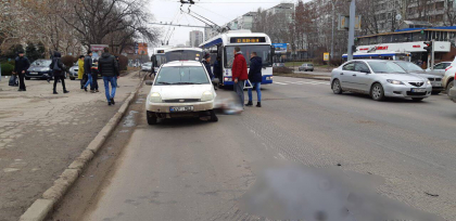 O tanara a ajuns la spital, dupa ce a fost lovita de o masina pe o strada din capitala. Martor: "Traversa neregulamentar" - FOTO