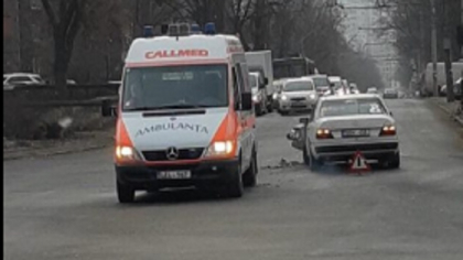Nu au putut imparti carosabilul. O ambulanta s-a ciocnit violent cu un Mercedes, la Botanica - FOTO