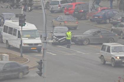 Doua autoturizme si un troleibuz s-au ciocnit pe o strada din capitala - VIDEO/FOTO Doua autoturizme si un troleibuz s-au ciocnit pe o strada din capitala - VIDEO/FOTO