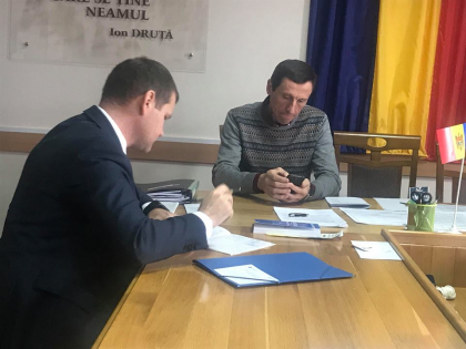 Valeriu Munteanu depune actele pentru a se inscrie in cursa electorala pe circumscriptia Orhei - FOTO Valeriu Munteanu depune actele pentru a se inscrie in cursa electorala pe circumscriptia Orhei - FOTO