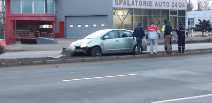 Un tanar de 25 de ani si-a avariat masina dupa ce a urcat cu ea pe o bordura, in centrul capitalei - FOTO