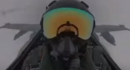 Momentul in care un avion F-18 este lovit de fulger. Ce a patit pilotul - VIDEO Momentul in care un avion F-18 este lovit de fulger. Ce a patit pilotul - VIDEO