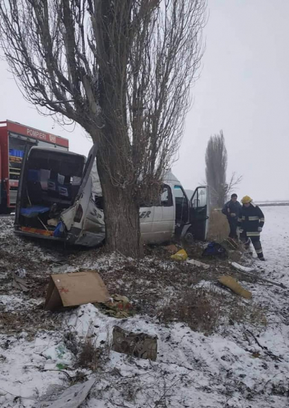 Patru persoane au ajuns la spital, dupa ce microbuzul in care se aflau a intrat intr-un copac. Vehiculul avea viteza, iar cauciucurile din spate erau uzate. Ce spune politia - FOTO Patru persoane au ajuns la spital, dupa ce microbuzul in care se aflau a intrat intr-un copac. Vehiculul avea viteza, iar cauciucurile din spate erau uzate. Ce spune politia - FOTO