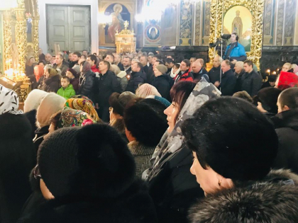 Slujba de Craciun a inceput la Catedrala Mitropolitana. Zeci de credinciosi s-au adunat la ceremonia religioasa - GALERIE FOTO Slujba de Craciun a inceput la Catedrala Mitropolitana. Zeci de credinciosi s-au adunat la ceremonia religioasa - GALERIE FOTO