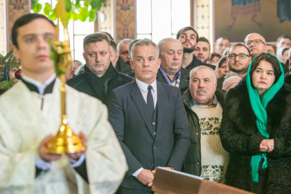 Vlad Plahotniuc alaturi de mai multi ministri la slujba de la manastirea Curchi. S-a laudat pe facebook ca a contribuit la reparatia lacasului - FOTO Vlad Plahotniuc alaturi de mai multi ministri la slujba de la manastirea Curchi. S-a laudat pe facebook ca a contribuit la reparatia lacasului - FOTO