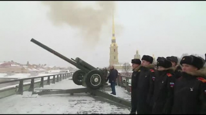 Momentul in care Putin a tras cu tunul la Sankt Petersburg. " Nu poti sa ratezi" - VIDEO Momentul in care Putin a tras cu tunul la Sankt Petersburg. " Nu poti sa ratezi" - VIDEO