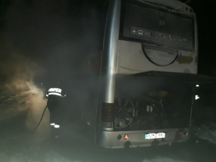 Un autocar in care se aflau 30 de pasageri a fost cuprins de flacari in Neamt