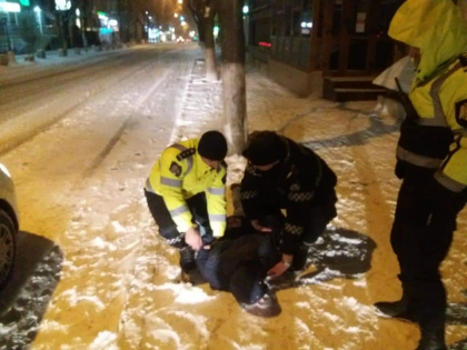 Un barbat de 24 de ani a fost retinut pe o strada din capitala cu doua genti pline cu droguri - FOTO Un barbat de 24 de ani a fost retinut pe o strada din capitala cu doua genti pline cu droguri - FOTO