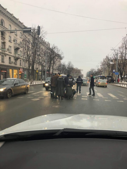 Detalii despre accidentul din fata primariei Chisinau: Momentul in care este lovita tanara de 20 de ani chiar pe trecerea de pietoni, surprins cu o camera de bord - VIDEO Detalii despre accidentul din fata primariei Chisinau: Momentul in care este lovita tanara de 20 de ani chiar pe trecerea de pietoni, surprins cu o camera de bord - VIDEO