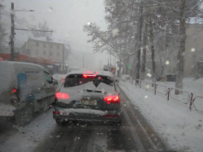 Masinile circula bara la bara pe strada Ion Creanga din capitala. Din cauza zapezii s-au format ambuteiaje - FOTO Masinile circula bara la bara pe strada Ion Creanga din capitala. Din cauza zapezii s-au format ambuteiaje - FOTO