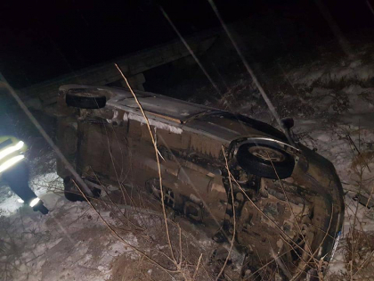 Accident pe traseul Straseni-Calarasi. O masina in care se aflau patru oameni a derapat si a " zburat" de pe un pod. Masina a ajuns cu rotile in sus intr-un sant de pe marginea drumului - FOTO