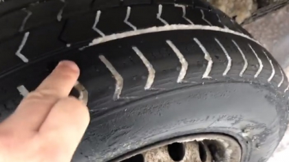 In capitala, pe ninsoare, un microbuz de pasageri a fost surprins cu anvelope de vara - VIDEO