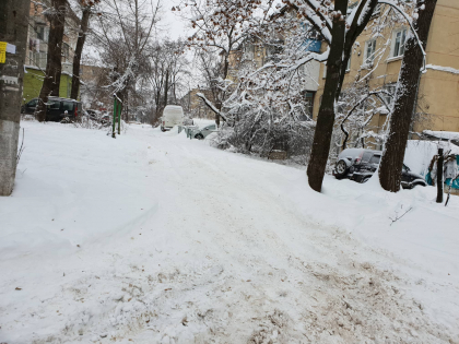 Curtile de blocuri raman necuratate. Unele strazi au ramas asa cum le-a prins ninsoarea - FOTO