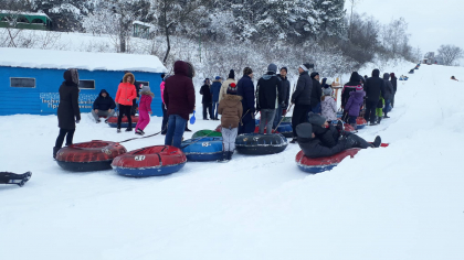 Aglomeratie pe partia de la Danceni. Oamenii au format un rand mare langa derdelus - GALERIE FOTO Aglomeratie pe partia de la Danceni. Oamenii au format un rand mare langa derdelus - GALERIE FOTO