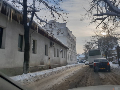 Odata cu valul de frig, sute de turturi s-au format la stresinile cladirilor din capitala. Gheata risca sa raneasca trecatorii. Cum putem scapa de turturi - FOTO Odata cu valul de frig, sute de turturi s-au format la stresinile cladirilor din capitala. Gheata risca sa raneasca trecatorii. Cum putem scapa de turturi - FOTO