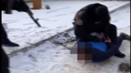 Unul dintre " frizerii din Calarasi", retinut pentru santaj: a amenintat o femeie ca va publica poze intime cu ea daca nu ii va transmite tot aurul pe care il are - VIDEO Unul dintre " frizerii din Calarasi", retinut pentru santaj: a amenintat o femeie ca va publica poze intime cu ea daca nu ii va transmite tot aurul pe care il are - VIDEO