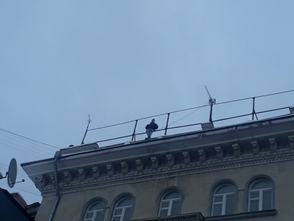 Istoria se repeta. Tanarul care a amenintat de zeci de ori ca se arunca in gol de pe poduri sau cladiri din capitala, o face din nou. Cei care trec prin preajma s-au oprit sa vada ce se intampla - GALERIE FOTO