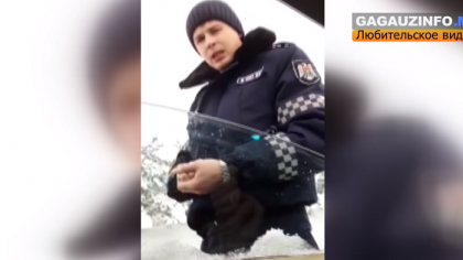 Un politist a refuzat sa vorbeasca in limba rusa cu un sofer din Gagauzia, pe care l-a tras pe dreapta: "Fiecare cetatean al Republicii Moldova ar trebui sa cunoasca limba de stat, eu vorbesc in limba de stat" - VIDEO