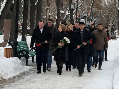 Socialistii au depus flori la bustul lui Mihai Eminescu, la 169 de ani de la nasterea poetului - GALERIE FOTO