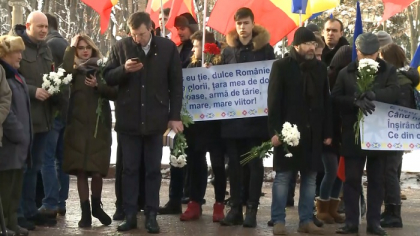Dorin Chirtoaca a mers la bustul lui Eminescu cu mai multe carti scrise de poet: "O sa i le transmit domnului politist care cu demnitate a aparat limba romana" - VIDEO