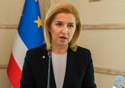 Bascanul Gagauziei, Irina Vlah, despre politistul care a refuzat sa vorbeasca in limba rusa cu un sofer din Gagauzia: "Sunt indignata. Un tanar, imbracat recent ca politist, este sigur ca nu este obligat sa vorbeasca in limba rusa" Bascanul Gagauziei, Irina Vlah, despre politistul care a refuzat sa vorbeasca in limba rusa cu un sofer din Gagauzia: "Sunt indignata. Un tanar, imbracat recent ca politist, este sigur ca nu este obligat sa vorbeasca in limba rusa"