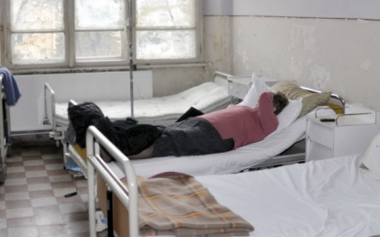 Abandonata si lasata sa moara in dureri atroce, pe patul de spital. Ultima imagine in care femeia se zvarcoleste la propriu
