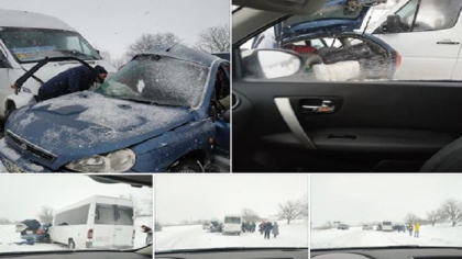 Un autoturism a derapat de pe sosea si a izbit violent un microbuz de ruta, cu 14 pasageri la bord: 3 persoane, transportate la spital. Politia: automobilul avea o roata de vara