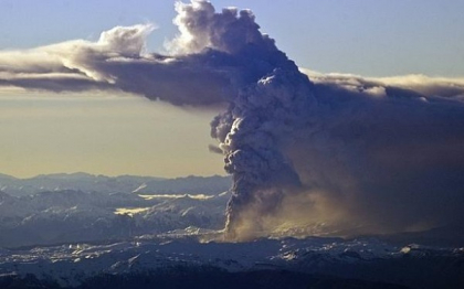 Imagini impresionante cu eruptia vulcanului indonezian Sangeang Api, realizate de pasagerii unui avion Imagini impresionante cu eruptia vulcanului indonezian Sangeang Api, realizate de pasagerii unui avion