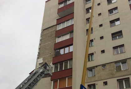 Un barbat de 38 de ani din capitala s-a aruncat in gol de la etajul 5 Un barbat de 38 de ani din capitala s-a aruncat in gol de la etajul 5