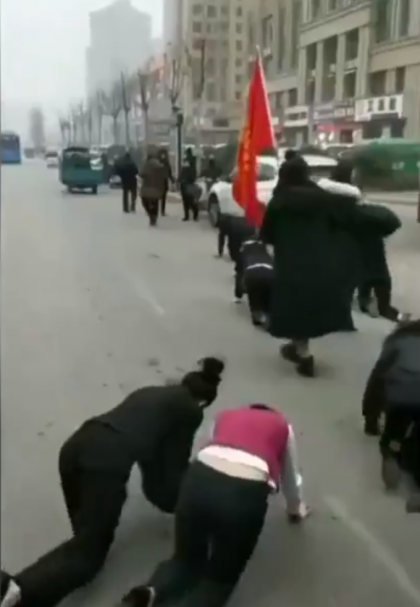 Angajatii unei companii, pedepsiti sa mearga pe strada in genunchi. Ce l-a infuriat pe sef - VIDEO