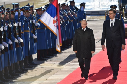 Cadoul inedit primit de Putin din partea presedintelui sarb, Aleksandar Vucic: presedintele rus s-a pus in genunchi - GALERIE FOTO