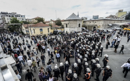 Politia din Turcia a folosit gazele lacrimogene impotriva manifestantilor din Parcul Gezi. Amenintarile premierului Erdogan