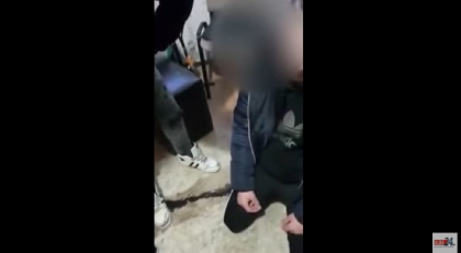 Imagini socante in Alba: tanar pus in genunchi si umilit. "Cine e seful tau?" - VIDEO