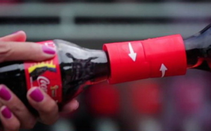 Sticla de Coca-Cola pe care o poti deschide numai cu ajutorul unui prieten Sticla de Coca-Cola pe care o poti deschide numai cu ajutorul unui prieten