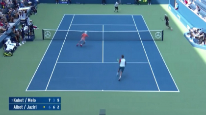 Radu Albot paraseste primul turneu de Grand Slam al anului. Tenismenul moldovean alaturi de tunisianul Jaziri au fost eliminati din optimile concursului de dublu Radu Albot paraseste primul turneu de Grand Slam al anului. Tenismenul moldovean alaturi de tunisianul Jaziri au fost eliminati din optimile concursului de dublu