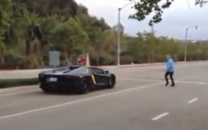 Suparat pe un sofer care facea curse cu un Lamborghini in cartier, un barbat din SUA a atacat bolidul cu pietre. VIDEO