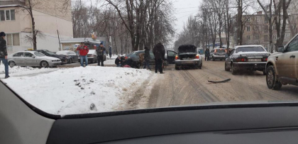 Un copil, lovit de o masina pe o strada din capitala. S-a intamplat chiar pe trecerea de pietoni - FOTO