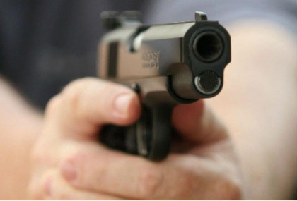 O vanzatoare din capitala, amenintata cu pistolul de un jefuitor care a intrat in magazin sa fure. Cu cati bani a fugit individul de acolo