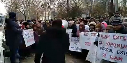 Sute de oameni s-au adunat in fata Curtii de Apel Cahul pentru a-l sustine pe Sor in privinta dosarului fraudelor de la BEM. Acestia scandeaza cu lozinci si pancarte cu insigna partidului, dar si cu numele inculpatului - VIDEO