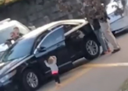 Imagini virale. O fetita de 2 ani, desculta, cu mainile ridicate in fata unor politisti - VIDEO
Imagini virale. O fetita de 2 ani, desculta, cu mainile ridicate in fata unor politisti - VIDEO