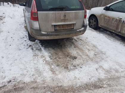 Ghinion pentru un sofer din capitala: si-a gasit dimineata masina fara roti - FOTO
